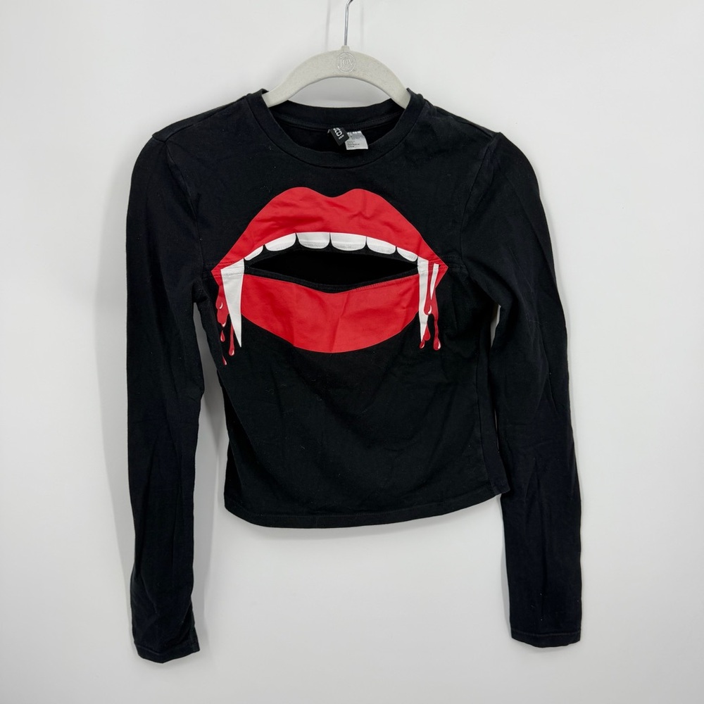 H&M Divided long-sleeve black fitted crop top red vampire lips graphic cutout S‎